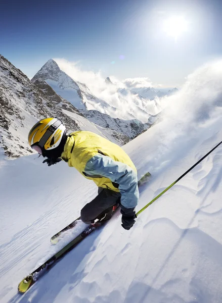 山の中でスキーヤー — ストック写真