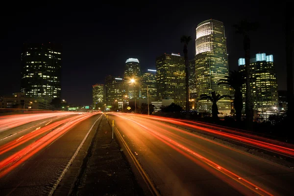 Autoroute en ville la nuit — Photo
