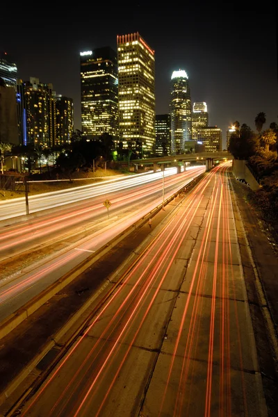 Autopista en la ciudad por la noche — Foto de Stock