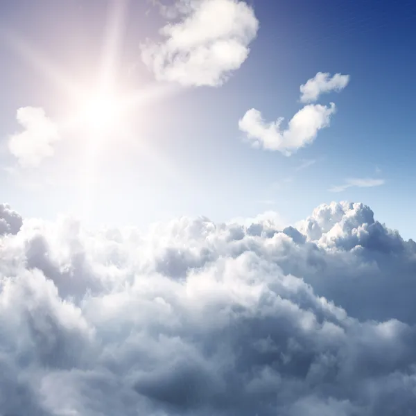Удивительный вид на небо над облаками — стоковое фото
