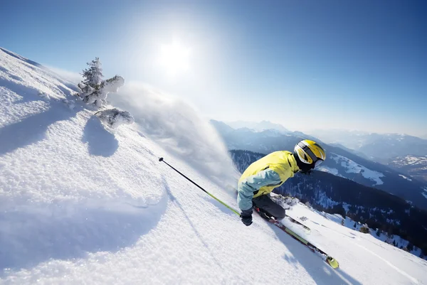 Skiër in Bergen — Stockfoto