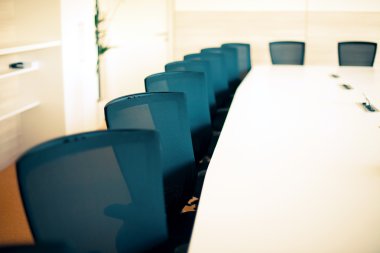 Toplantı Salonu, boş sandalye ve masa