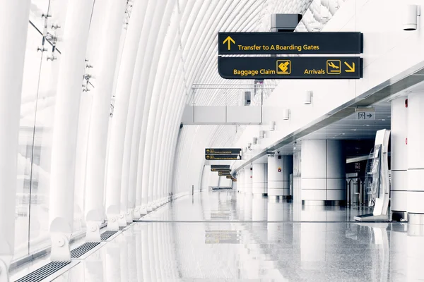 Witte zaal op de luchthaven — Stockfoto