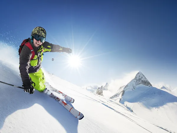 Skiër in Bergen — Stockfoto