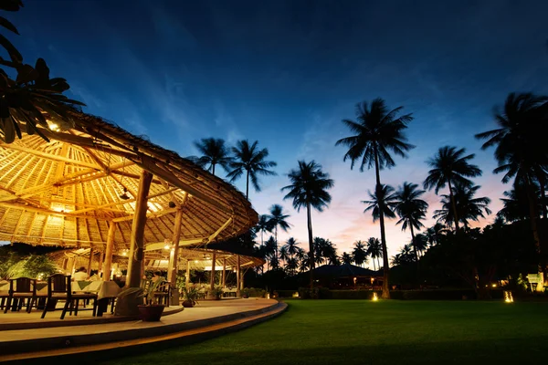 Bungalows ao pôr-do-sol no paraíso — Fotografia de Stock