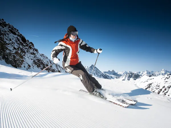 Mädchen auf dem Ski — Stockfoto