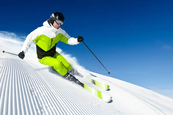 山の中でスキーヤー — ストック写真