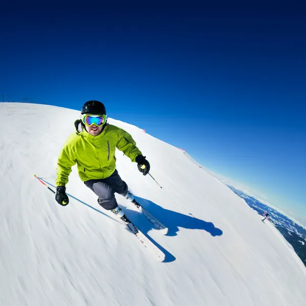 Skifahrer in den Bergen — Stockfoto