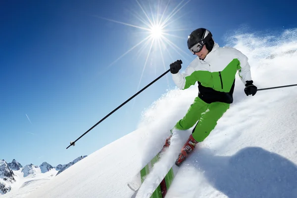 Skifahrer in den Bergen lizenzfreie Stockfotos