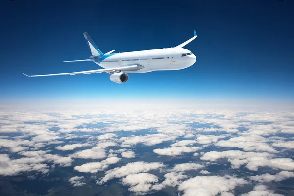 Avião no céu - Avião de passageiros — Fotografia de Stock