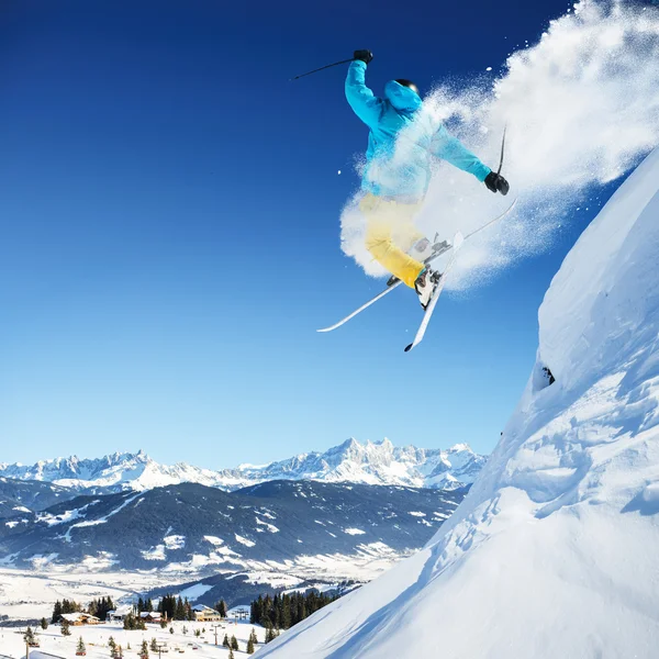 スキーヤーをジャンプ — ストック写真