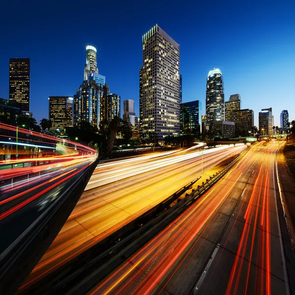Ciudad de Los Ángeles California al atardecer con senderos ligeros — Foto de Stock