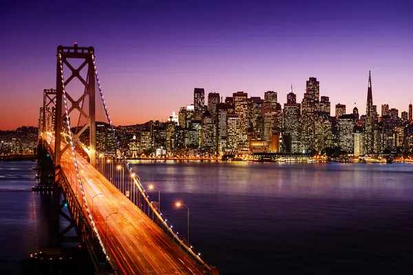 Skyline de San Francisco y Bay Bridge al atardecer, California — Foto de Stock