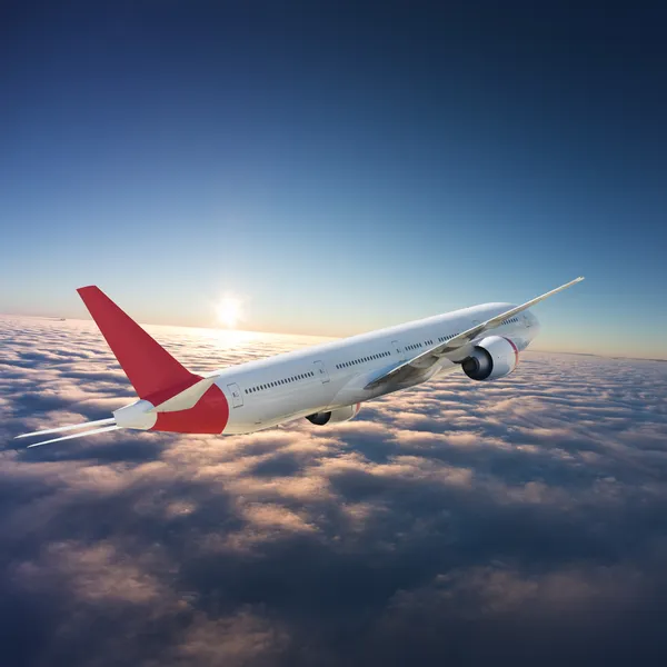 Letadlo na obloze při západu slunce — Stock fotografie