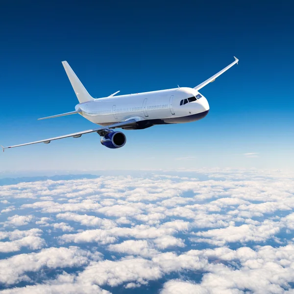 Avión en el cielo en el día soleado — Foto de Stock