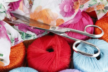 Konu, makas ve çiçek kumaş