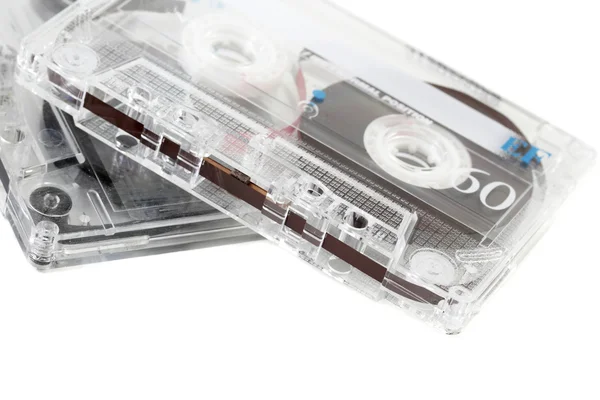 Cassete de áudio antigo no fundo branco — Fotografia de Stock