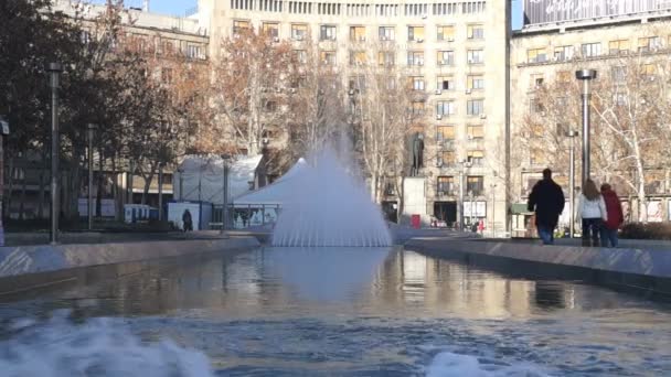 尼古拉在喷泉在贝尔格莱德，塞尔维亚基本广场 — 图库视频影像