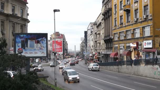 Verkeer op brankova straat in Belgrado, Servië — Stockvideo