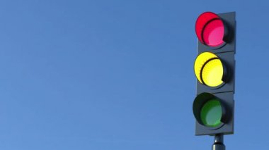 Gökyüzü arkaplanlı trafik ışığı