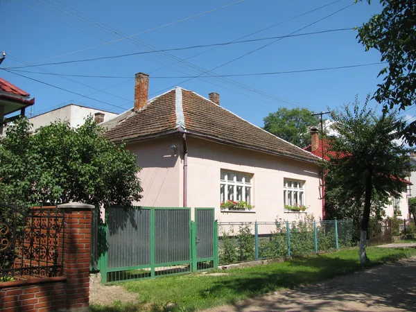 Casa en el suburbio — Foto de Stock