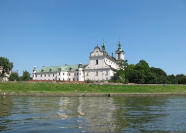 Nehir kıyısındaki kilise