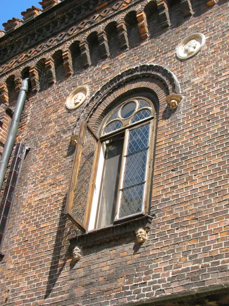 Fenêtre dans la maison ancienne — Photo