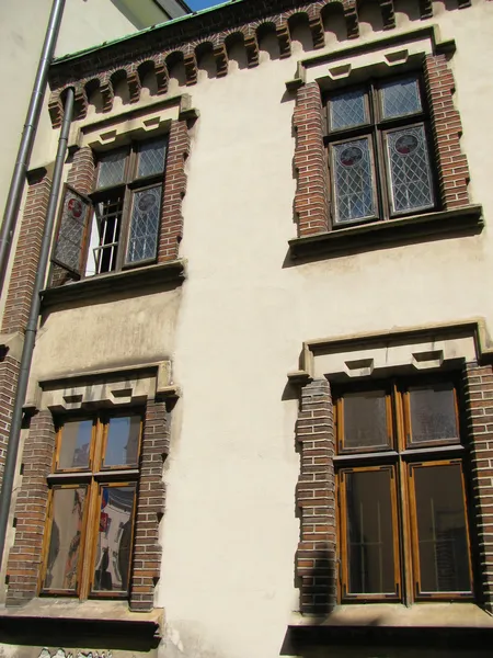 Fenêtres dans maison ancienne — Photo