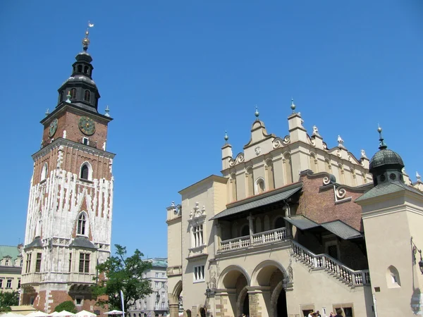 Rådhustornet och Cloth Hall i Krakow (Polen) — Stockfoto