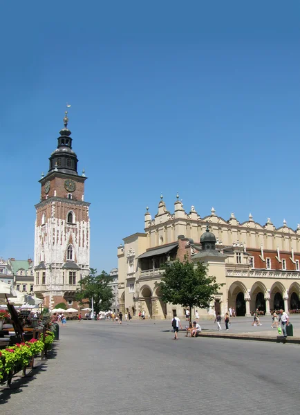 Rådhustornet och Cloth Hall i Krakow (Polen) — Stockfoto