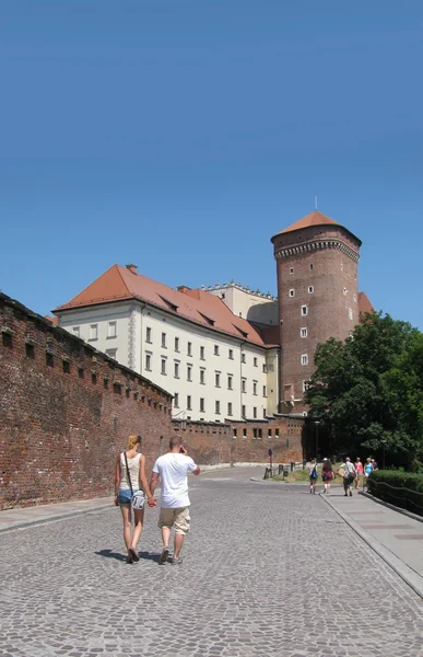 Turister på väg till vavel (krakow, Polen) — Stockfoto