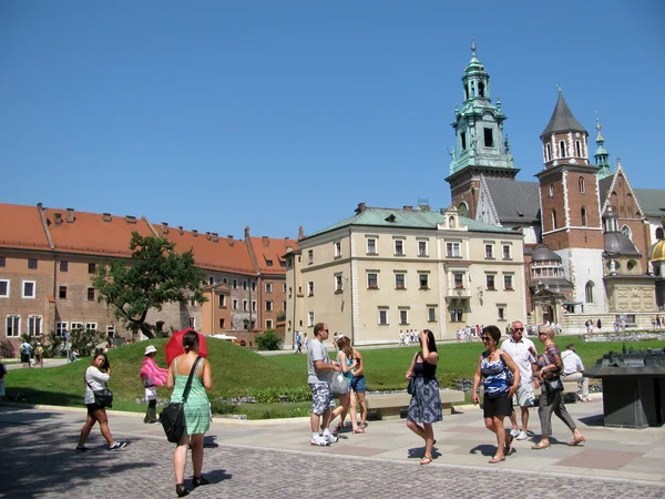 Toeristen in wawel (krakow, Polen) — Stockfoto