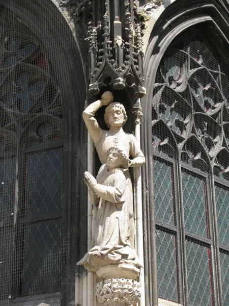 Escultura de una fachada de una catedral gótica — Foto de Stock