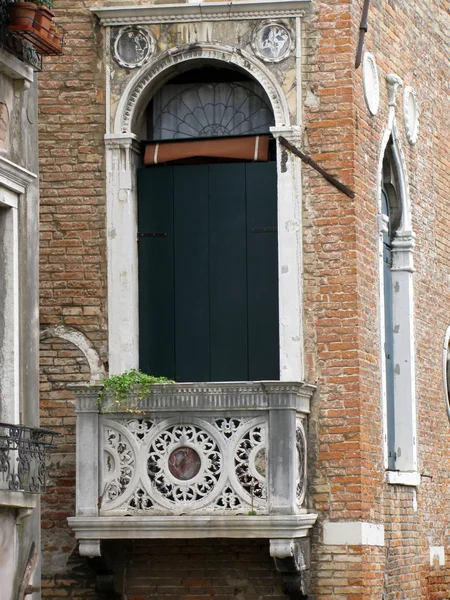 Balcony in old building in Venice (Italy) — Stock Photo, Image