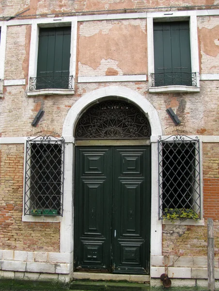 Entrance to old building in Venice, Italy — Stock Photo, Image
