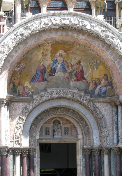 重男轻女 (威尼斯、 意大利的圣马克大教堂的入口) — 图库照片
