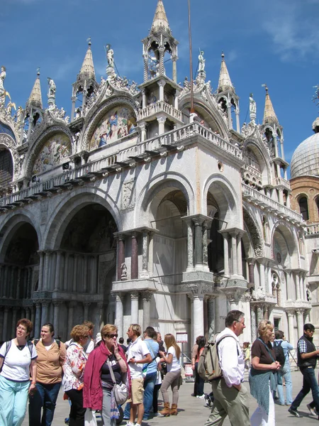 Turistas cerca de Basílica de San Marcos en Venecia (Italia) ) — Foto de Stock