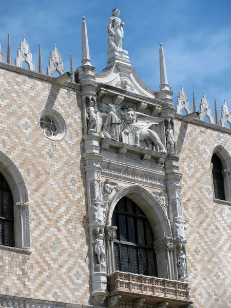 在重男轻女的大教堂的圣窗口标记在意大利威尼斯) — 图库照片