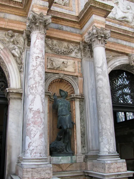 Dogenpalast Statue und Säulen in Venedig (Italien) — Stockfoto