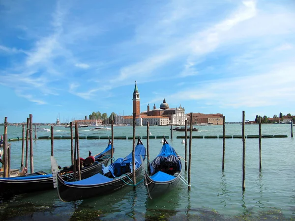 Gondoles à Venise et San Giorgio Maggiore île (Italie ) — Photo