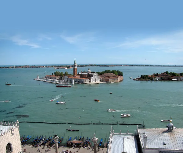 Embankment e vista de San Giorgio Maggiore ilha (Veneza, Itália ) — Fotografia de Stock