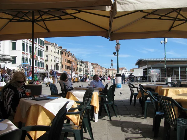 Street cafe on the embankment in Venice (Italy) — Stock Photo, Image