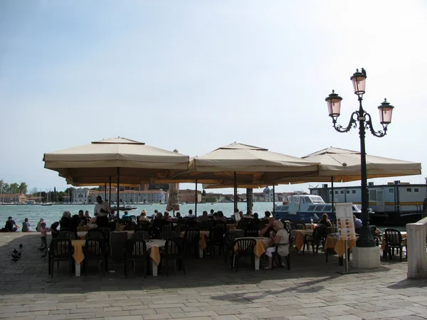 Straat café aan de kade in Venetië (Italië) — Stockfoto