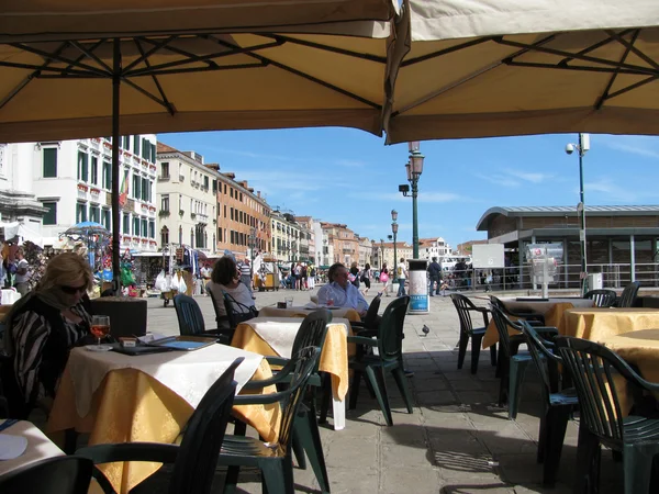 Caffè di strada sull'argine di Venezia (Italia) ) Fotografia Stock