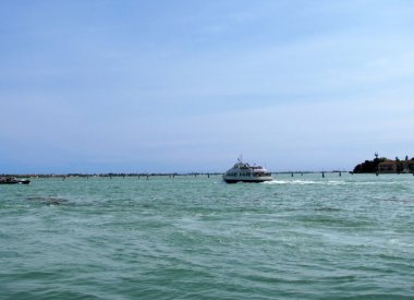 a hajó a velencei lagúna