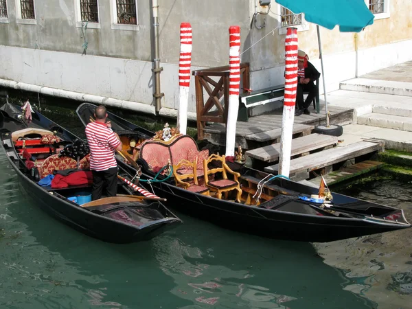 Gondola and gondoliers in Venice (Italy) — Stock Photo, Image