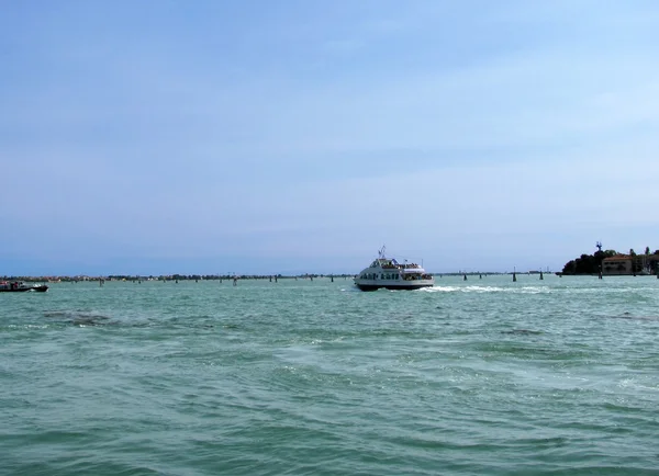 El barco en la laguna veneciana —  Fotos de Stock