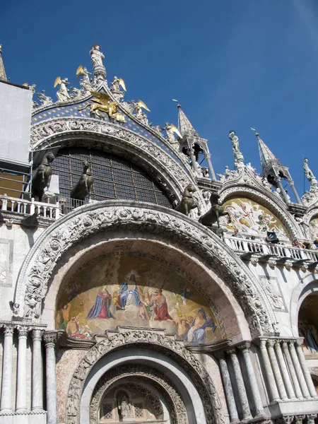在意大利威尼斯的圣马克大教堂的正面) — 图库照片