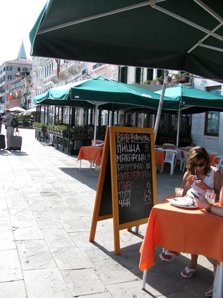 Café de rua em Veneza (Itália ) — Fotografia de Stock