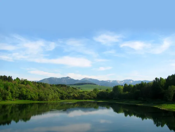 Picturesquen sjö i Slovakien — Stockfoto